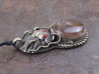 Přívěšek z Nepálu brouk s achátem 4,5 cm